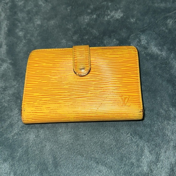 Louis Vuitton Yellow and purple Epi wallet with kiss lock coin pouch 💕 M11916 - Picture 4 of 16